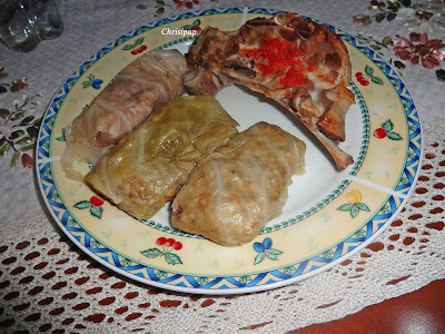 Dumplings with vegetable leaves and accompanied by little kids of lamb