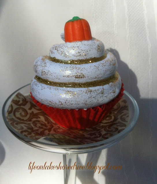 alt="Fall Faux Cupcake tutorial Decor Mini Cupcake stands"