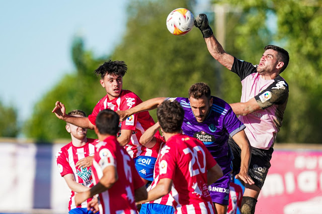 Farolo despeja de puño ante Kiko Olivas y un puñado de jugadores tordesillanos. S. D. ATLÉTICO TORDESILLAS 1 (Miguel) REAL VALLADOLID C. F. 9 (Nacho, Óscar Plano, Aguado, Zalazar, Weissmann, Lucas Olaza 2, Marcos André, Bruno). 16/07/2021. Partido amistoso. Tordesillas, Valladolid, campo de Las Salinas.