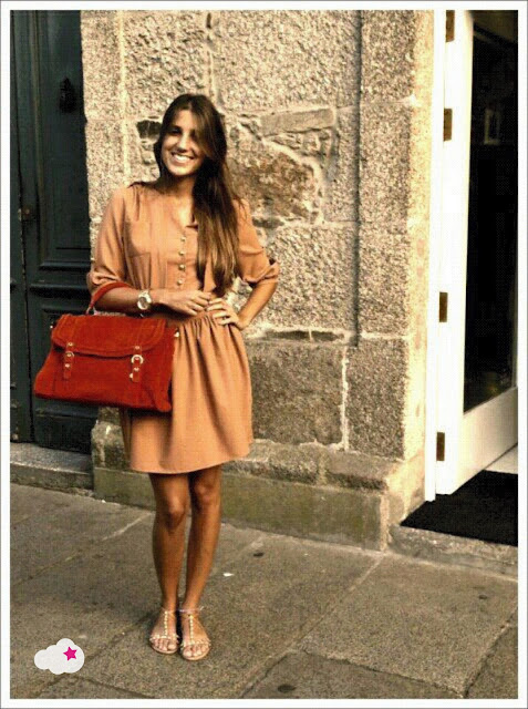 Vestido camel y Bolso naranja (Pepa Loves)