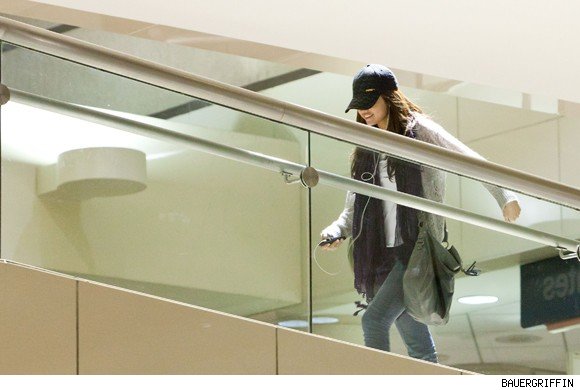 Ahh, look at all-smiles Selena Gomez leaving the airport after her New 