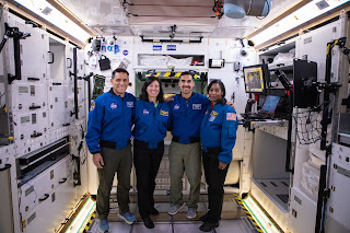 Dört astronot, Kennedy Uzay Merkezi'ndeki Ay Geçidi'nin tam boyutlu bir modelinin içinde