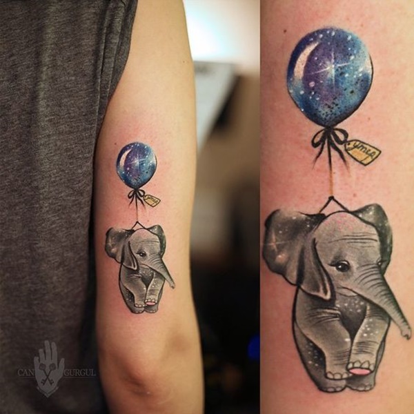 Um elefante é ligado a um balão preenchido com um padrão cósmico neste obscuro da tatuagem.