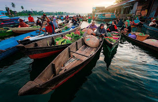 Pasar Terapung LokBaintan Menjadi Legenda Pasar Melintasi Sungai