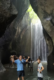 Tukad Cepung Waterfall o Cascada Tukad Cepung, Isla de Bali, Indonesia.