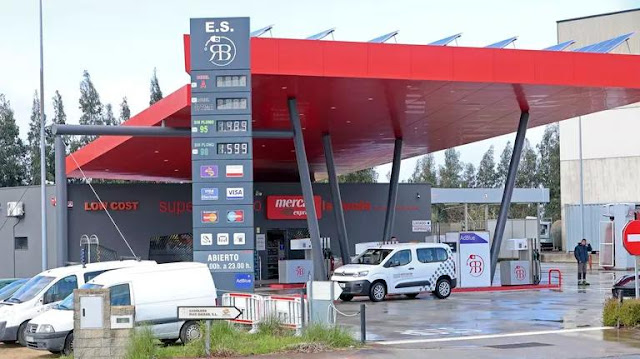 El furor por el carburante en la carretera que une Pontevedra y Vilagarcía: una gasolinera de bajo coste cada cinco minutos