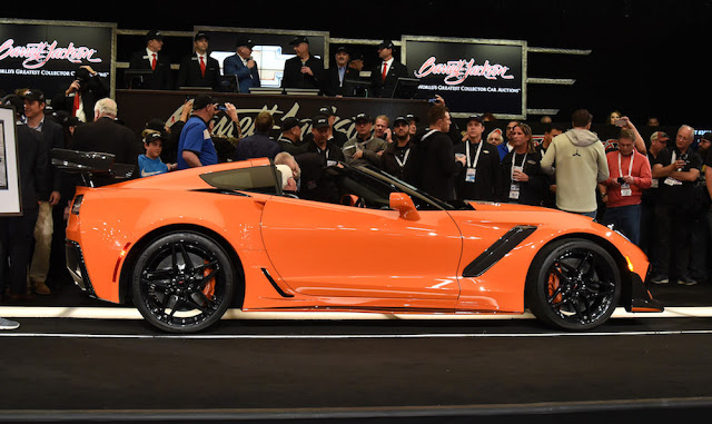 新型コルベットの最強モデル「ZR1」の第一号車がオークションで約1億円で落札！