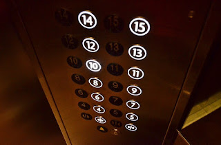 cara memilih lantai di dalam lift