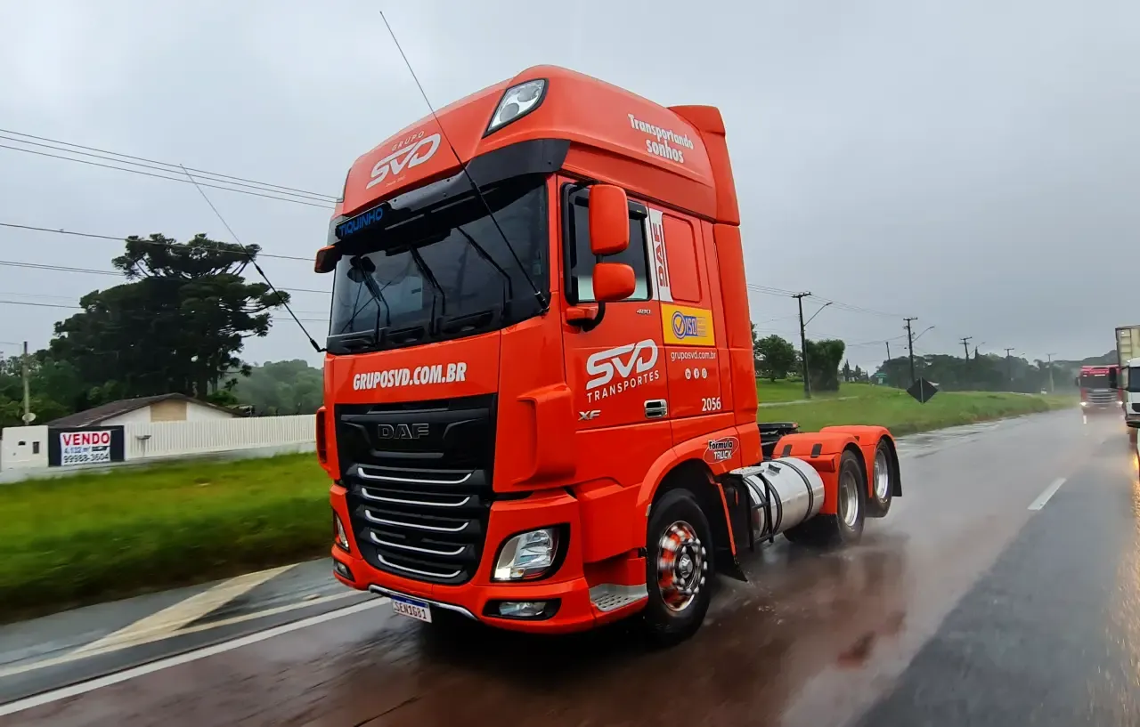 Caminhão DAF na cor Laranja na estrada