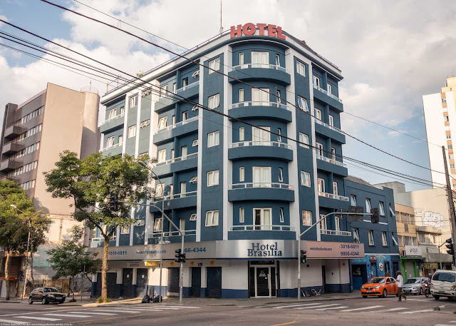 Edifício na Rua Pres. Carlos Cavalcanti, esquina com a Rua Barão do Serro Azul.