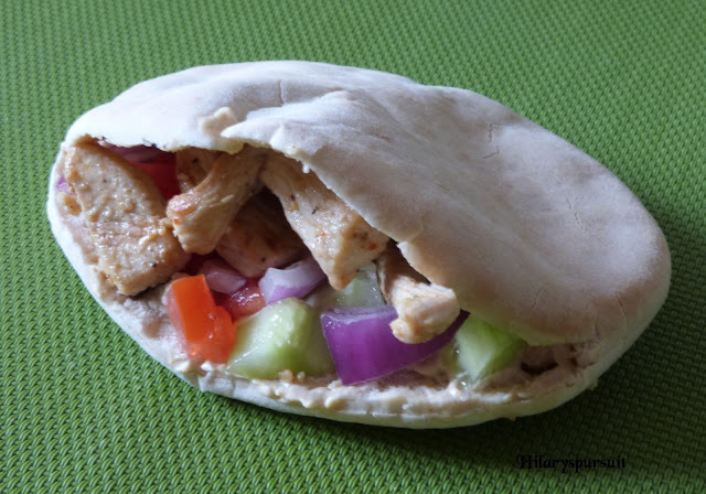 Sandwich pita au poulet mariné, houmous et légumes croquants