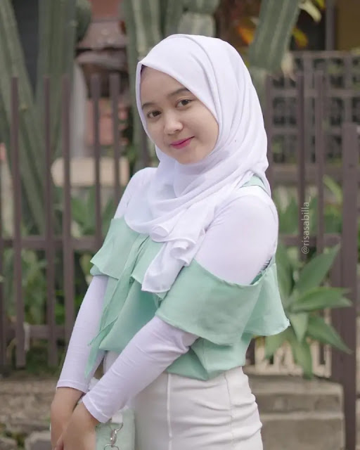 Photo cewek2 cantik lucu berhijab pakai masker kelas 7 Photo cewek2 cantik lucu berhijab pakai masker kelas 7