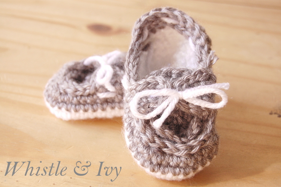 Crochet baby boy or girl boat shoes booties free pattern