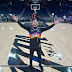 LARRY HERNANDEZ SE ROBA  EL SHOW DURANTE EL PARTIDO DE BASQUETBOL THE SUNS EN PHOENIX ARIZONA 