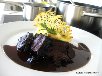 Kalbsbäckchen in Rosmarin-Balsamicojus mit Zitronenpüree und Parmesan-Rosmarinsegel | Arthurs Tochter Kocht by Astrid Paul