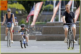bridget-moynahan-bike-riding-with-mcg-and-john-03