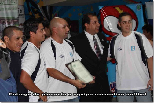 entrega de plaqueta a equipo masculino softbol