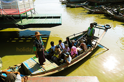 Arriving Ferry Sampan from Dalla