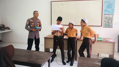 Polsek Amuntai Utara Polres HSU Gelar Penyuluhan Narkoba di SMPN 1 Teluk Daun