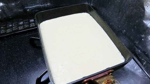 バターを塗っておいたフライパンに生地半量を注ぎ入れてから弱火にかけます。