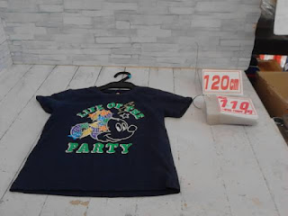 中古品　子供服　１２０ｃｍ　ネイビー　ミッキープリント　半袖Tシャツ　１１０円