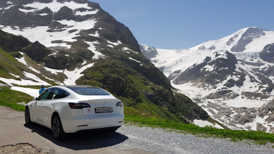 Tesla Model 3 am Sustenpass