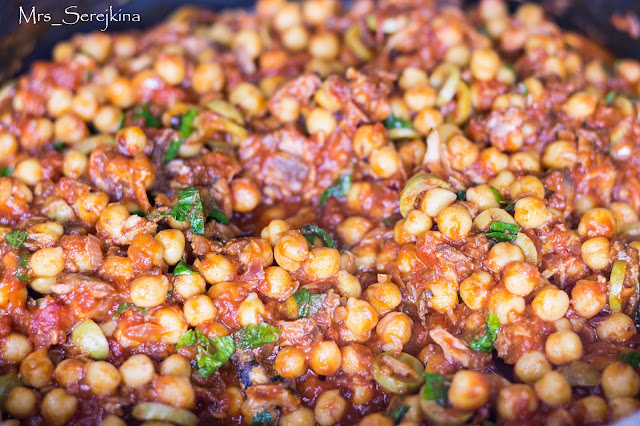 Stewed chickpeas with tuna