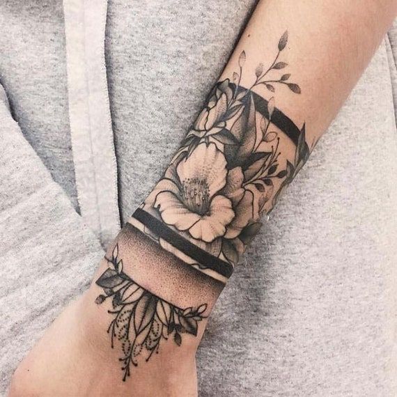 38 ideias para braçadeiras de tatuagens femininas