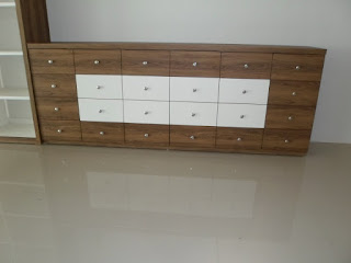 Etalase Toko Display Pakaian Bahan Veneer Tekstur Kayu + Furniture Semarang