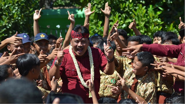 Bupati Nganjuk, Marhaen Djumadi, saat foto bersama dengan murid-murid SMPN 1 Berbek, Kamis 27 Juli 2023