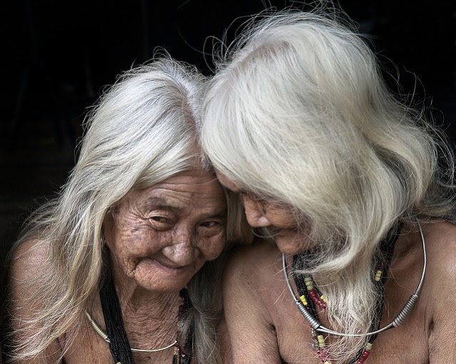 2 happy elderly women Aimer les Aînés Cristina Gherghel