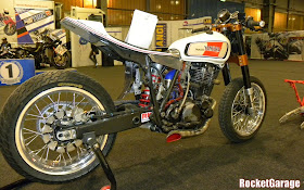 Custom Yamaha XT500 Turbo I came across this interesting Custom Yamaha XT500 (Turbocharged) in rocket-garage. Custom Yamaha XT500 Turbo gota custom seat plate and a custom exhaust system with custom motorcycle turbocharger.  Yamaha XT500 Overview The Yamaha XT500 is a 1 cylinder enduro motorcycle manufactured by Yamaha since 1975. Yamaha XT500 shares its sturdy power plant with the street version Yamaha SR500 and its off-road Version the Yamaha TT500.