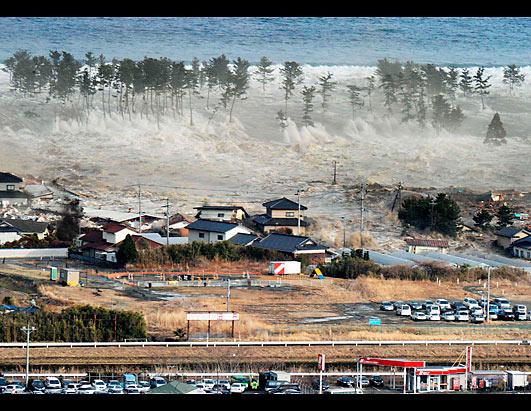 japan tsunami 2011 wave. Waves of tsunami hit