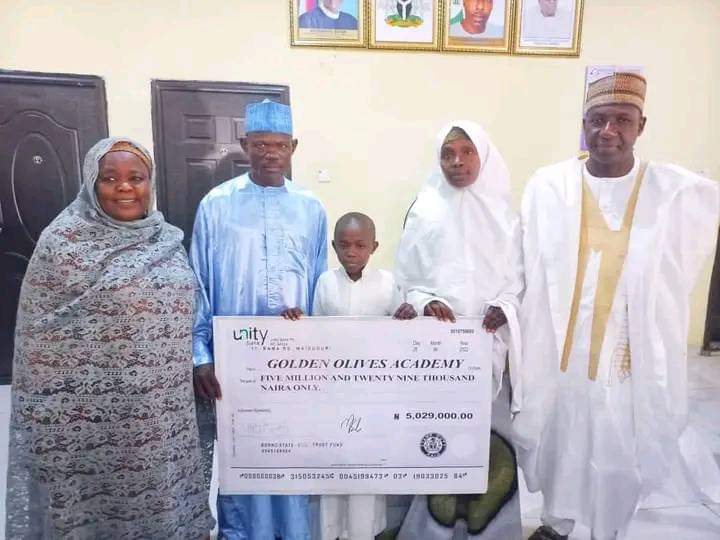 Zulum ya fitar da Naira Miliyan 5M domin daukar karatun Yaron da ya kwafi Gadar sama da ke Maiduguri (hotuna)