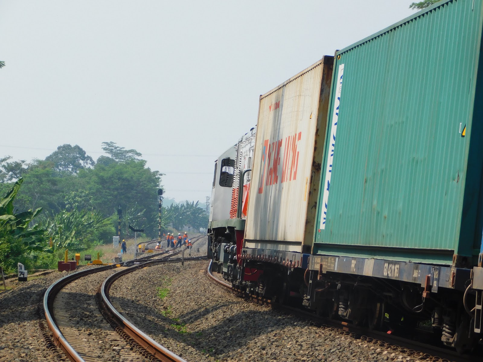 Kereta Api Indonesia: Mana Lebih Menguntungkan, Kereta Api ...