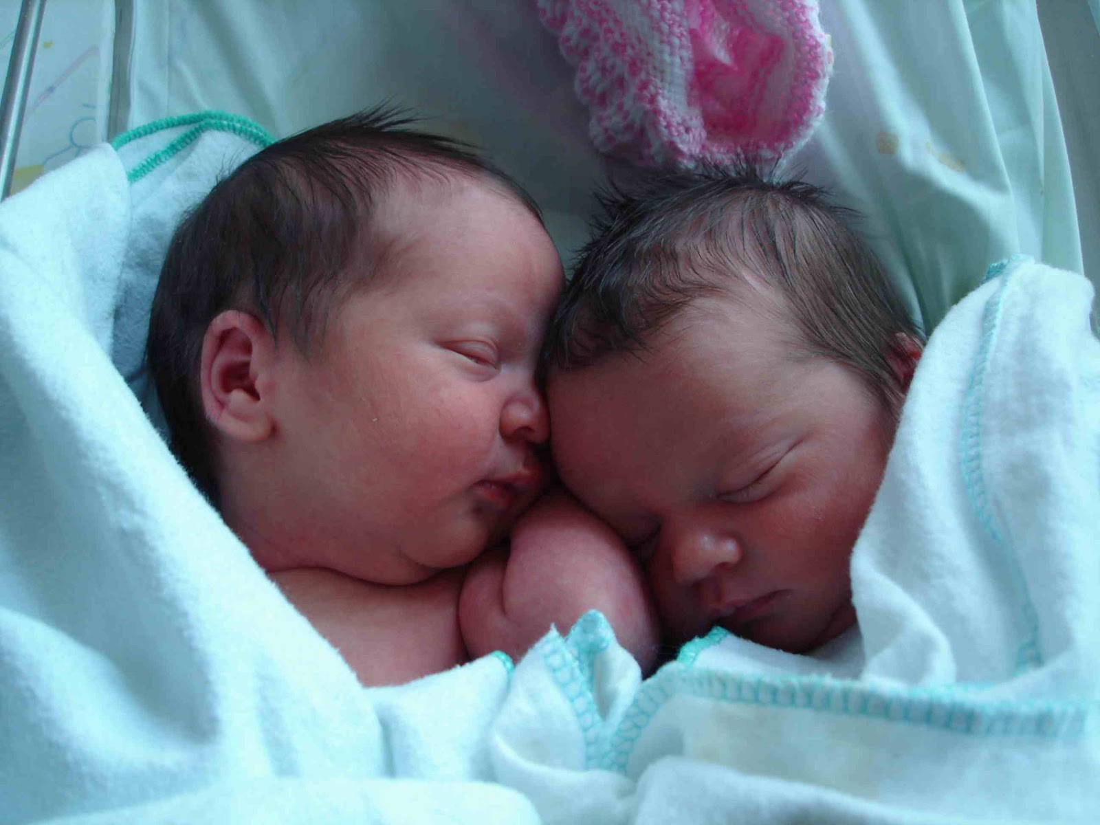 Foto Bayi Kembar Imut dan Lucu Banget - gambar dan foto