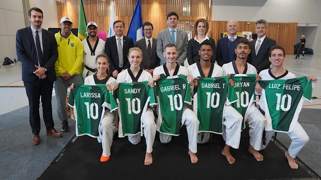 Equipe de Taekwondo do Brasil posa com camisas do Red Star Paris