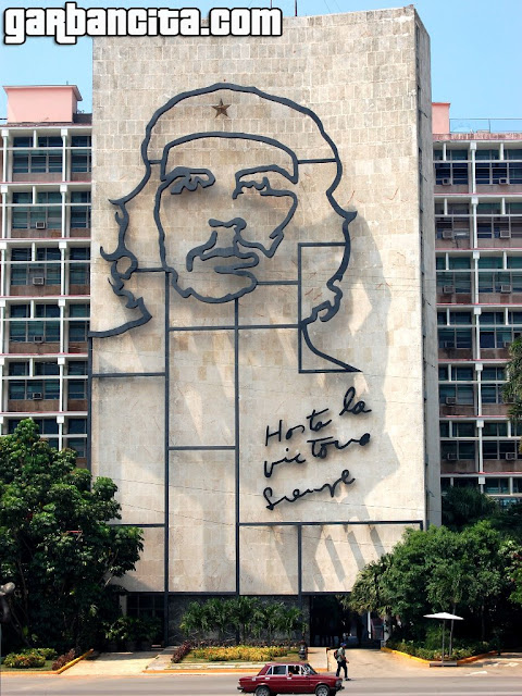 Mural de Ernesto Che Guevara en el edificio del Ministerio del Interior, en la Plaza de la Revolución