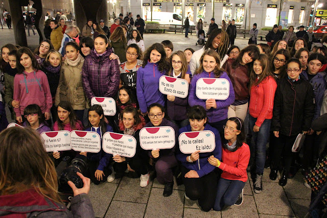 Decenas de adolescentes del club Giltzarri bailan contra la violencia machista