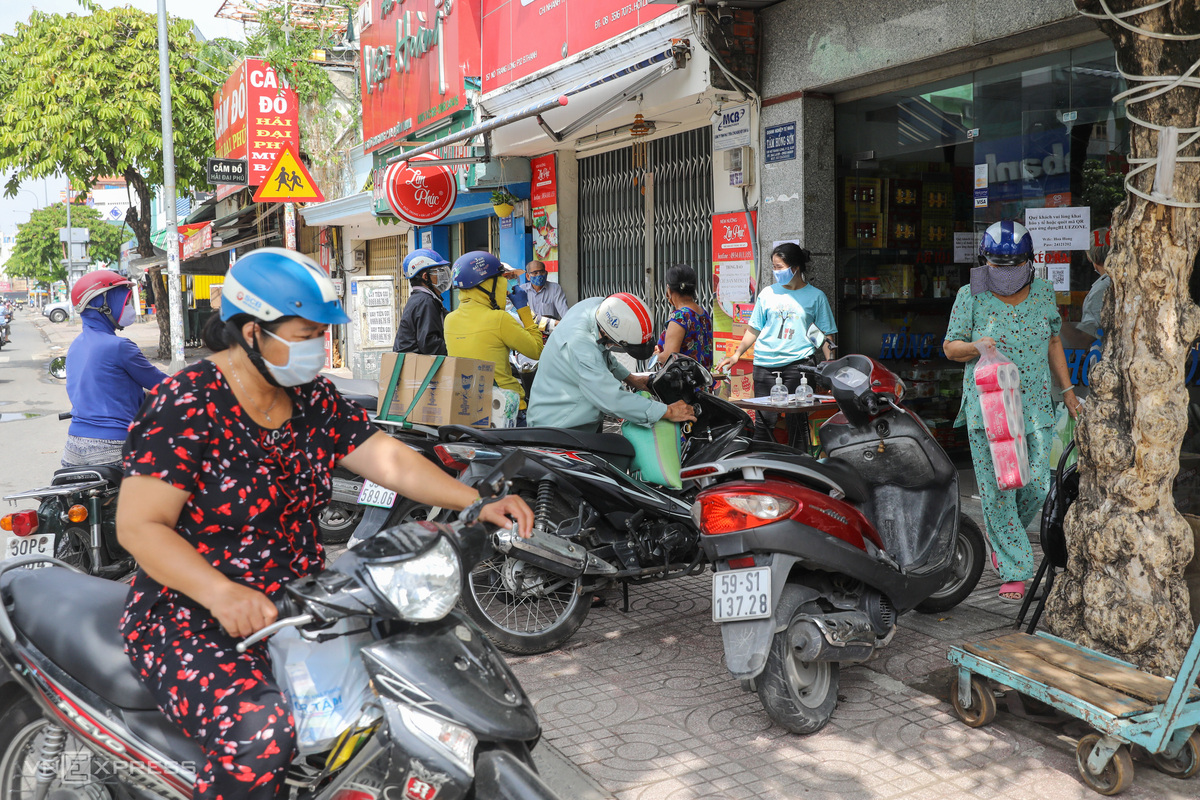 TP.HCM Người Dân Xếp Hàng Dài Chờ Mua Hàng