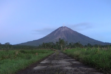 Gunung Semeru luncurkan lava pijar sejauh 1 km