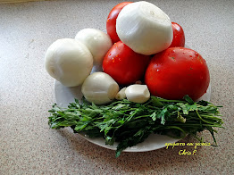 Ντομάτες,μαιντανός κρεμμύδια ξεφλουδισμένα και σκελίδες σκόρδο ,όλα μαζί σε πιατέλα,υλικά για το φαγητό