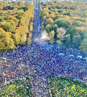 Igår mer än 220000 personer deltog i protester mot regimen i Berlin Folkets slogan i Berlin mot den iranska regimen är död åt förtryckaren, vare sig det är kungen eller ledaren för islamisk galenskap