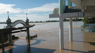 Tagana Pinrang Siaga, Sungai Saddang Meluap Masjid di Desa Bababinanga Terendam Banjir