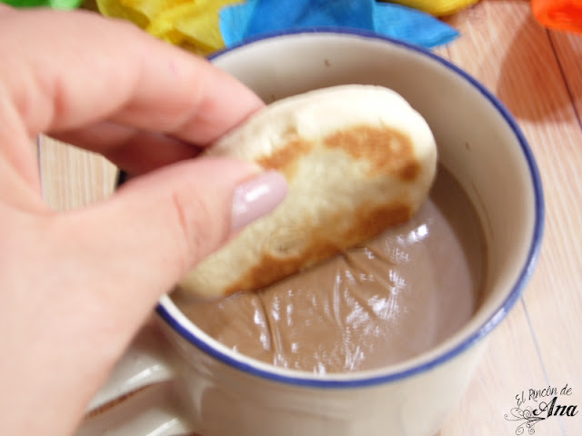 Chocolate caliente y gorditas de nata