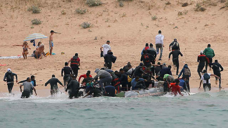 Desembarco de imigrantes ilegais numa praia de Tarifa, Espanha