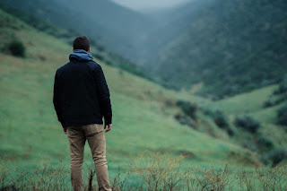 Un homme sur une prairie de montagne