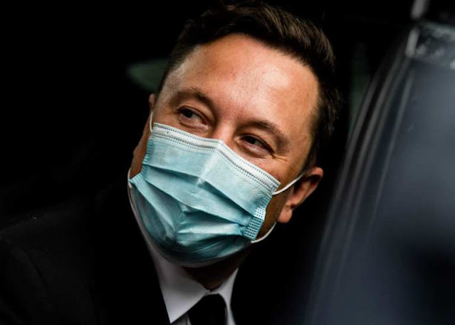 O CEO da Tesla e da SpaceX, Elon Musk, vive modestamente para os padrões dos bilionários. Filip Singer-Pool / Getty Images