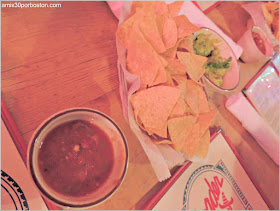 Nachos con Guacamole y Salsa en el Border Cafe