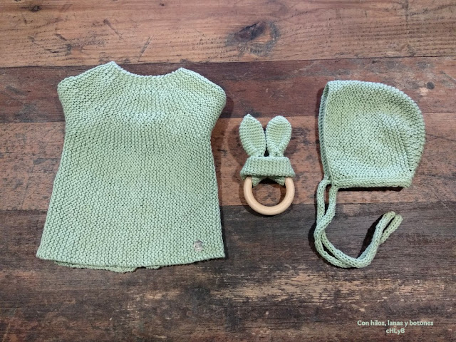 Con hilos, lanas y botones: Conjunto de chaqueta y capota en punto bobo y cubrepañal reversible
